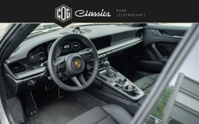 Porsche 911 GT3 Touring  28